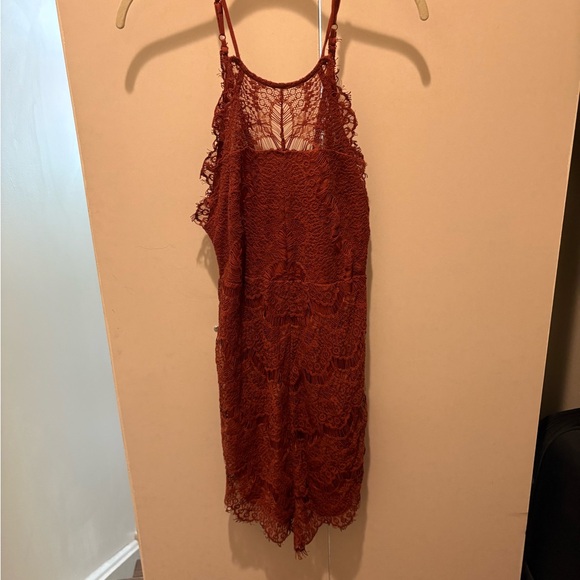 Maroon dress with lace overlay - Picture 2 of 7